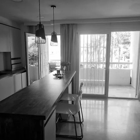 Lets In The Sun Playa Fontanilla Appartamento Marbella