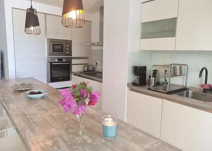 아파트 Lets In The Sun Playa Fontanilla 마르베야